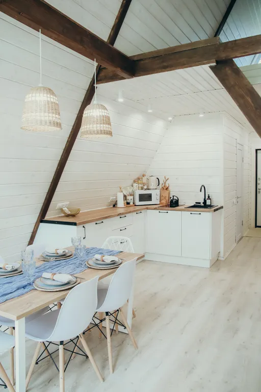 Треугольный дом на берегу озера