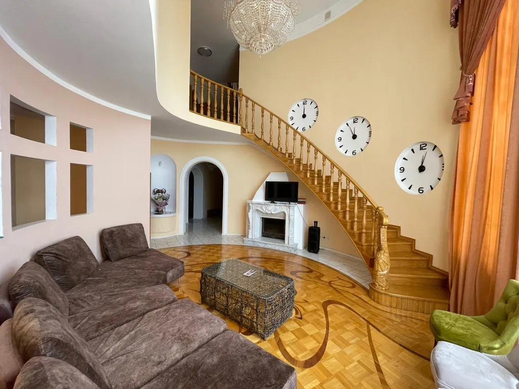 Уникальный, уютный, большой семейный дом. С видом на город