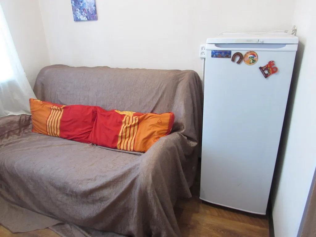 Удобная комната с кухней-прихожей, сан. Узлом, с входной железной дверь