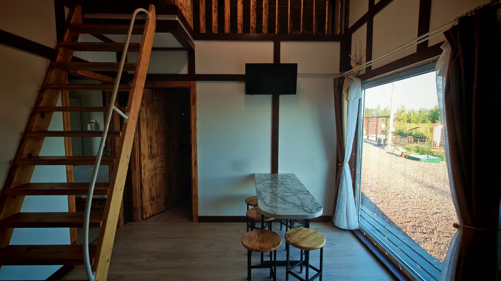 Дома и бани на берегу озера