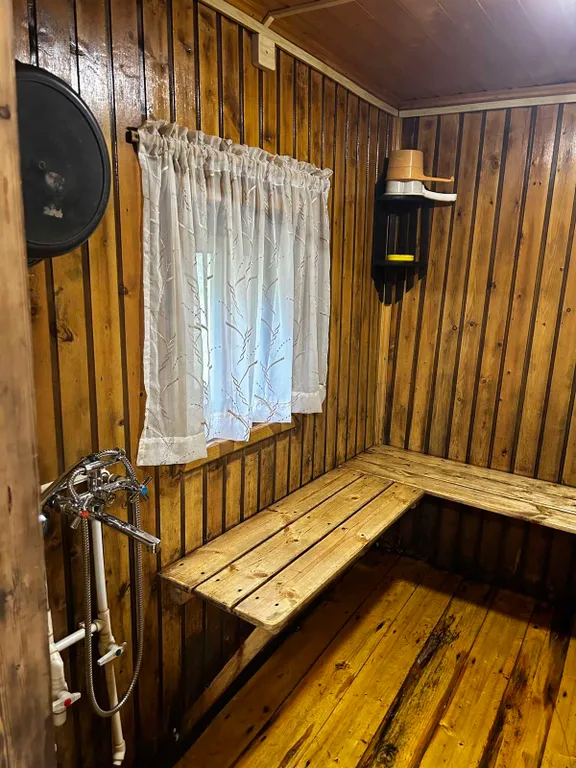 Домик стилизованный под Охотник на природной локации