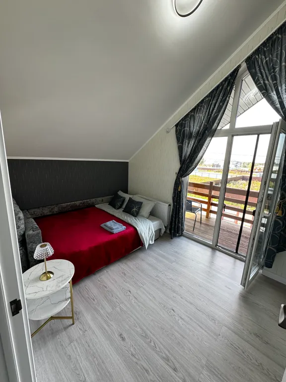 Стильный дом-шале с панорамными окнами, террасой и костровой зоной