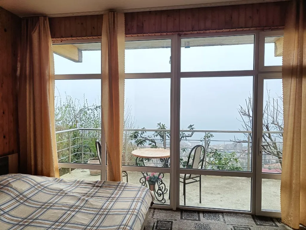 Центр Гагры с видом на море