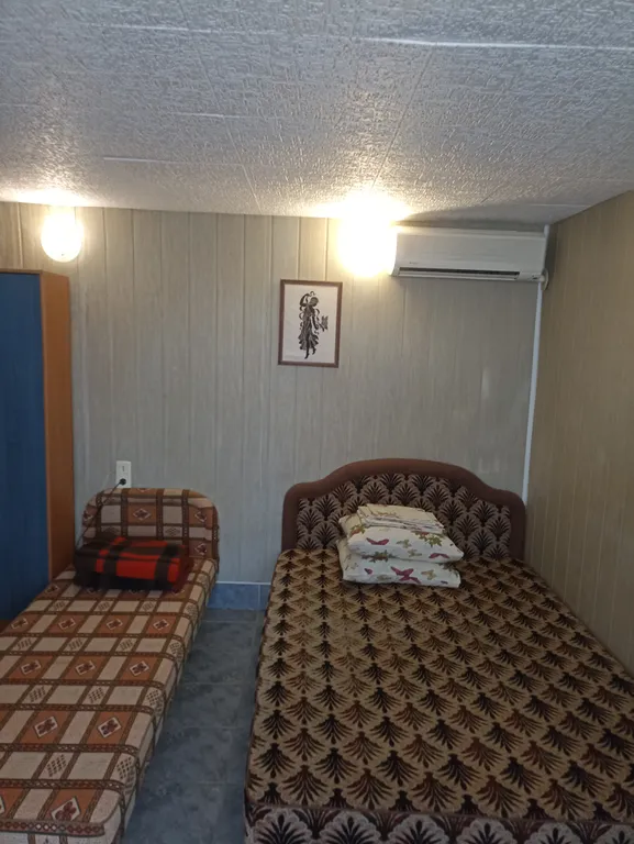 Трёхместный номер на берегу моря у подножия вулкана Кара-Даг