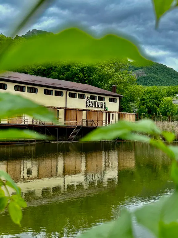 Апартаменты на берегу озера с видом на гору Бештау