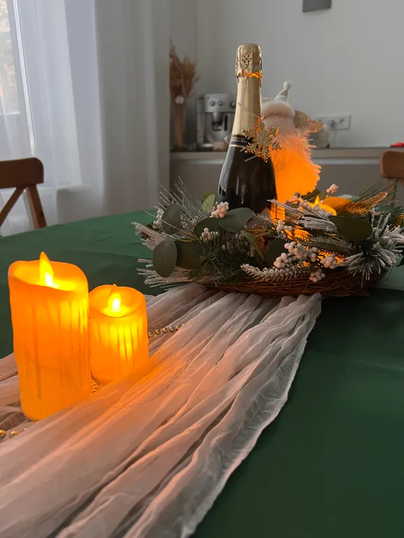 Просторный дом с камином в сосновом лесу