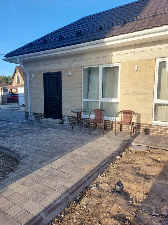 Домик в деревне в окружении леса