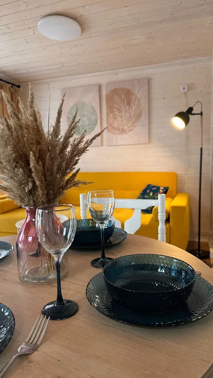 Уютный Белый дом у реки