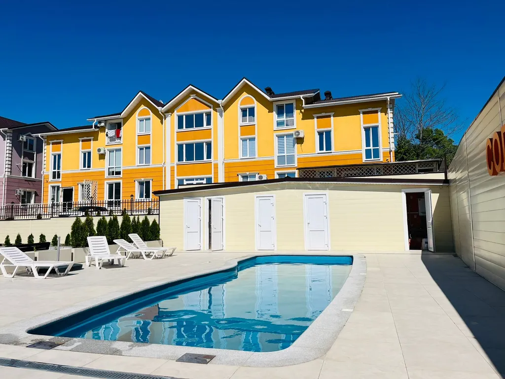 Уютная студия с террасой и бассейном