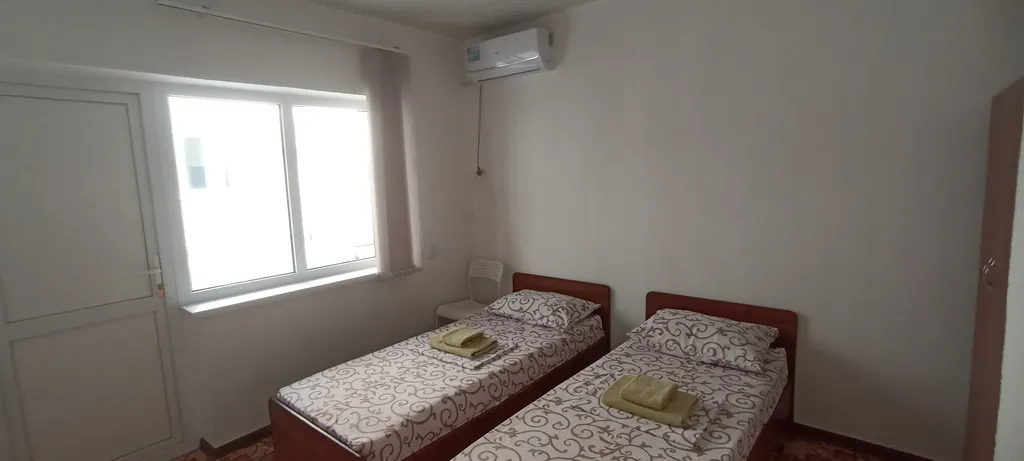 Уютный номер на первом этаже в маленьком гостевом доме с бассейном