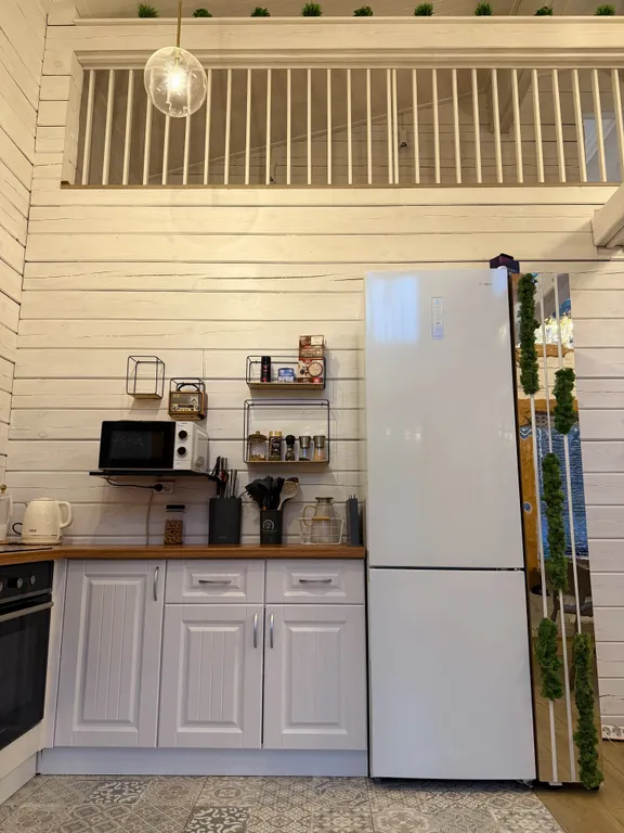 Белый дом и сосны