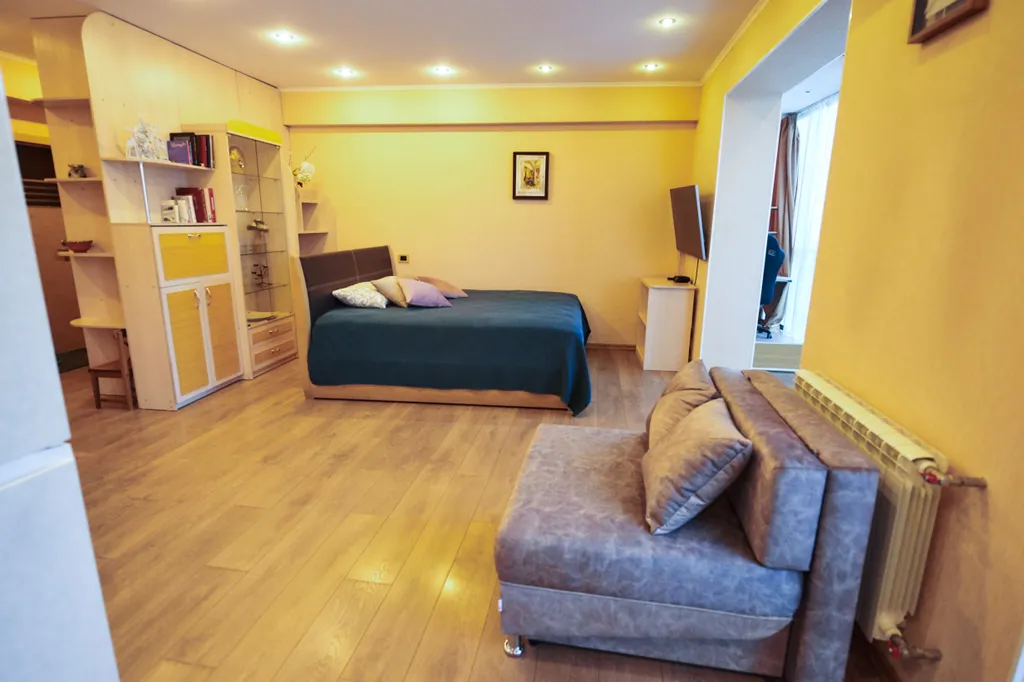 Уютная современная студия с удобным рабочим местом