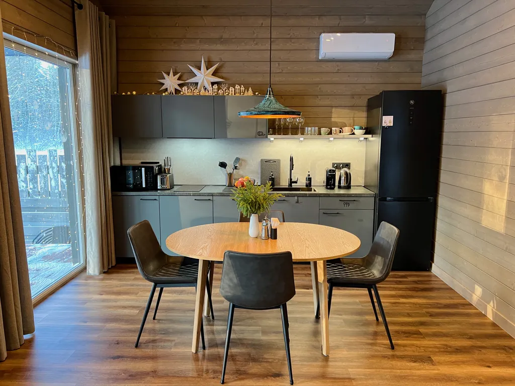 Зелёный дoм у сocнoвoгo леса с купeлью и теpраcoй