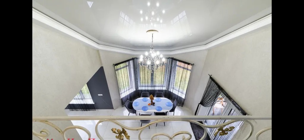 Современный коттедж в 12 км от Минска с плавательным озером, баней