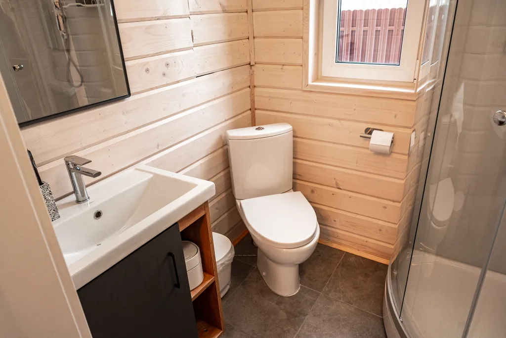 Новый стильный барнхаус с видом на лес