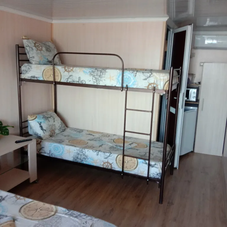 Уютная комната с видом на море