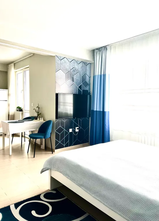 Уютная светлая квартира Аквамарин в новом развитом районе города — аренда посуточно в Южно-Сахалинск