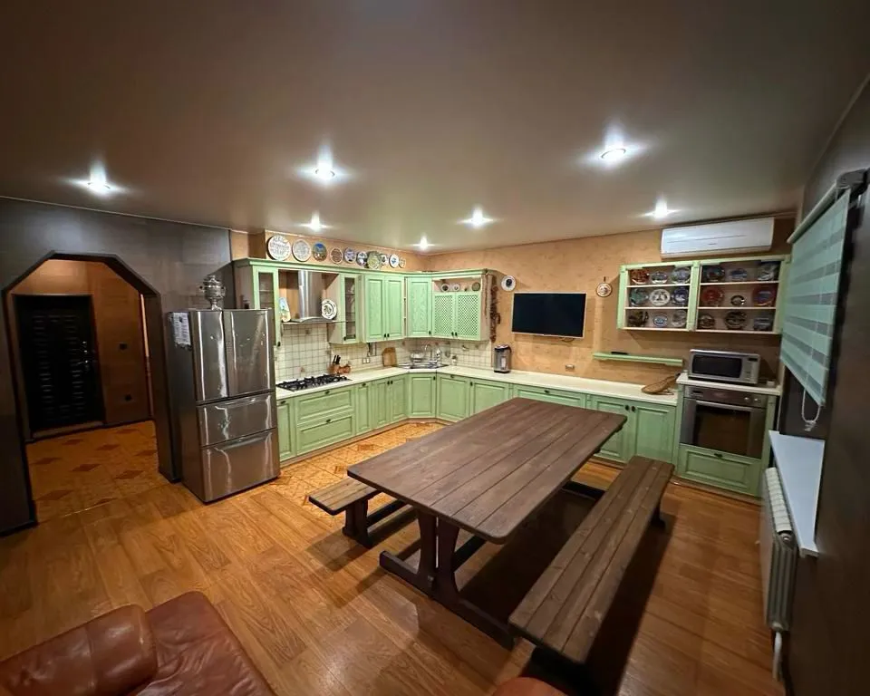 Двухэтажный коттедж на зелёной территории