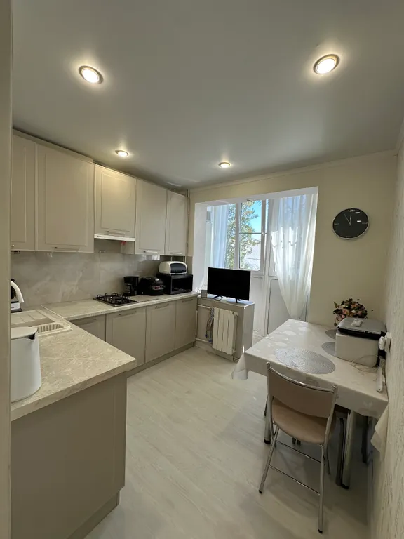 2 комнатная белая на Янышева