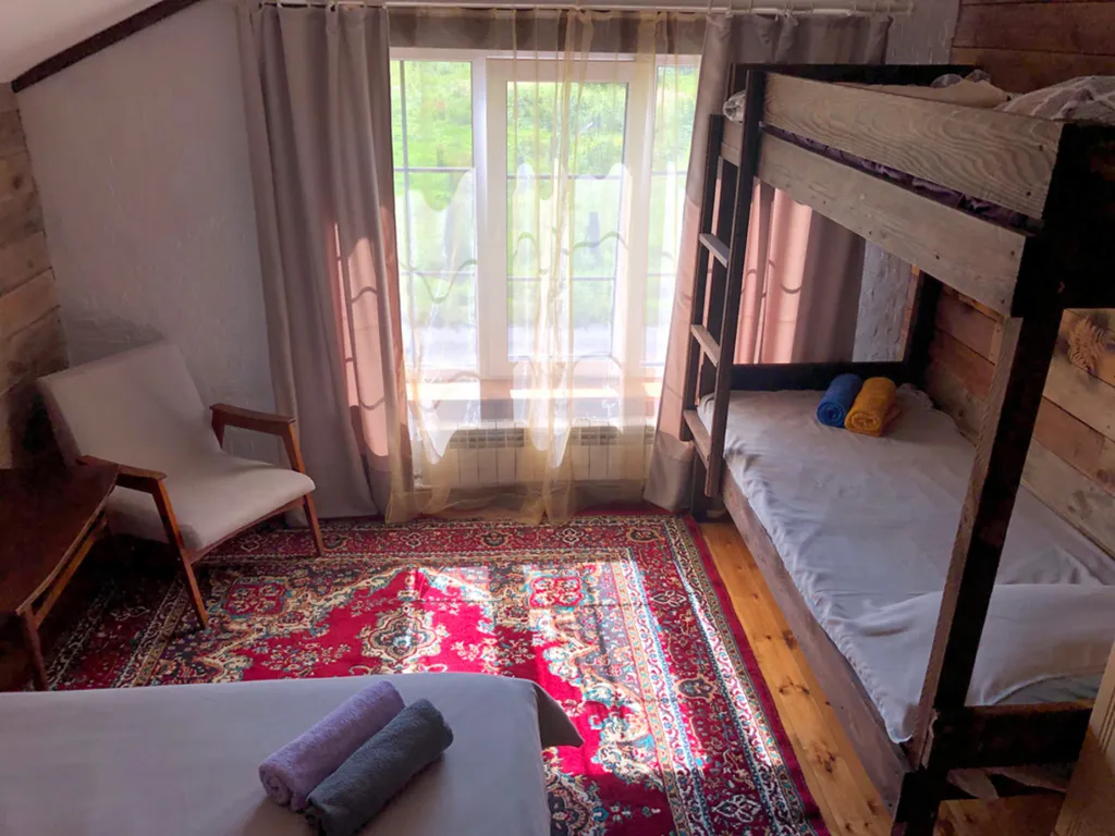 Пэчворк, четырехместная комната с видом на гору