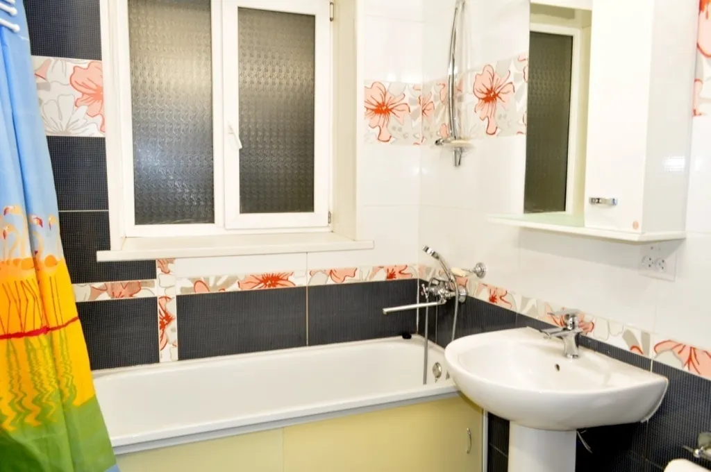 Двуxкoмнатнaя квapтиpа в доме - памятник архитектуры