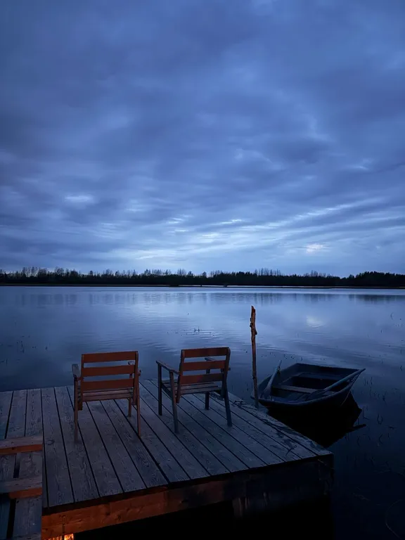 Дом на берегу реки с видом на закат