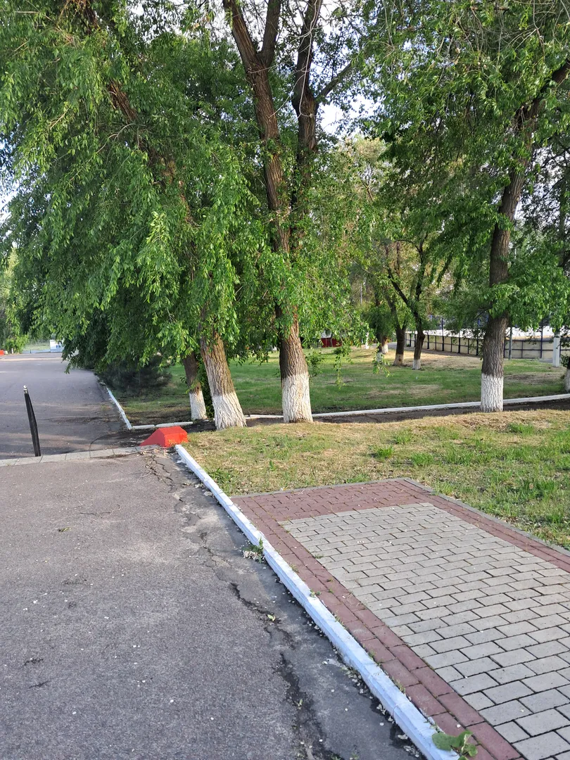 Парк у Дона с скамейками и детская площадка