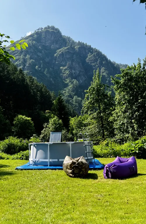 Уютный а-фрейм в сердце гор Алтая с видом на горы у леса