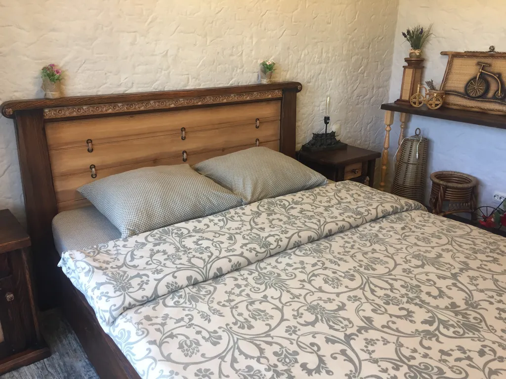 Вилла с бассейном и видом на озеро