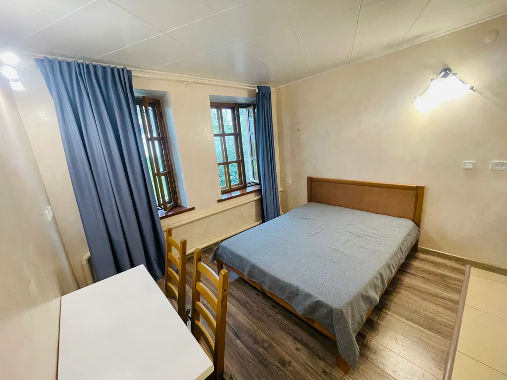 Уютный номер с выходом в сквер Волкова