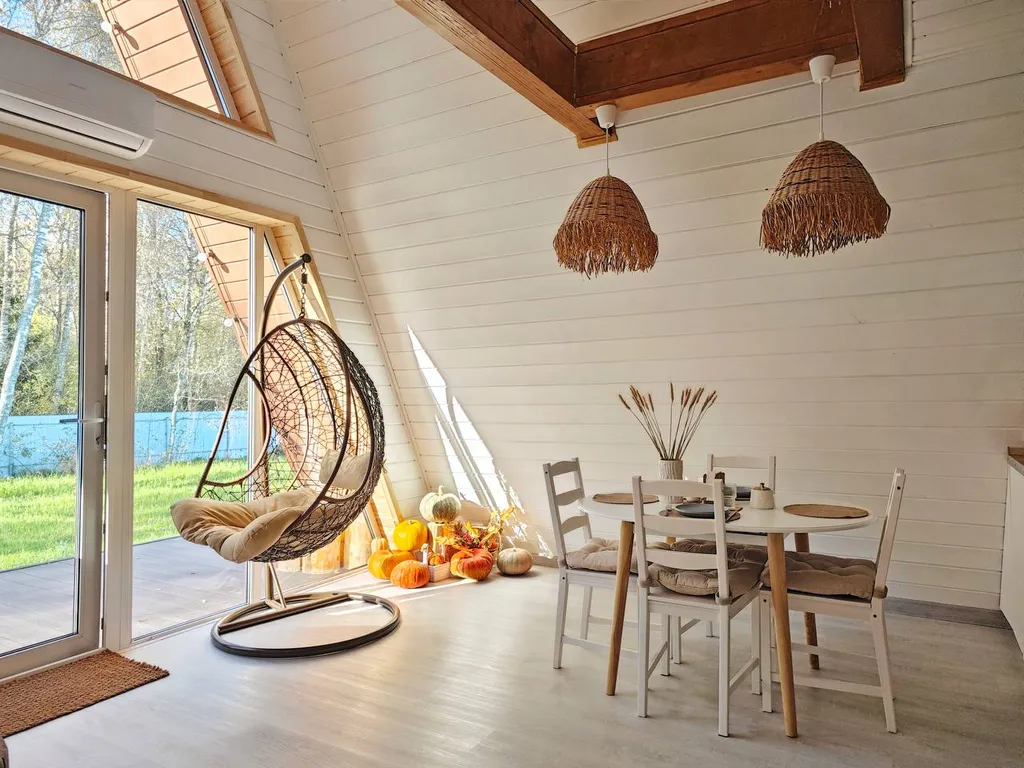 Стильный треугольный дом с видом на лес