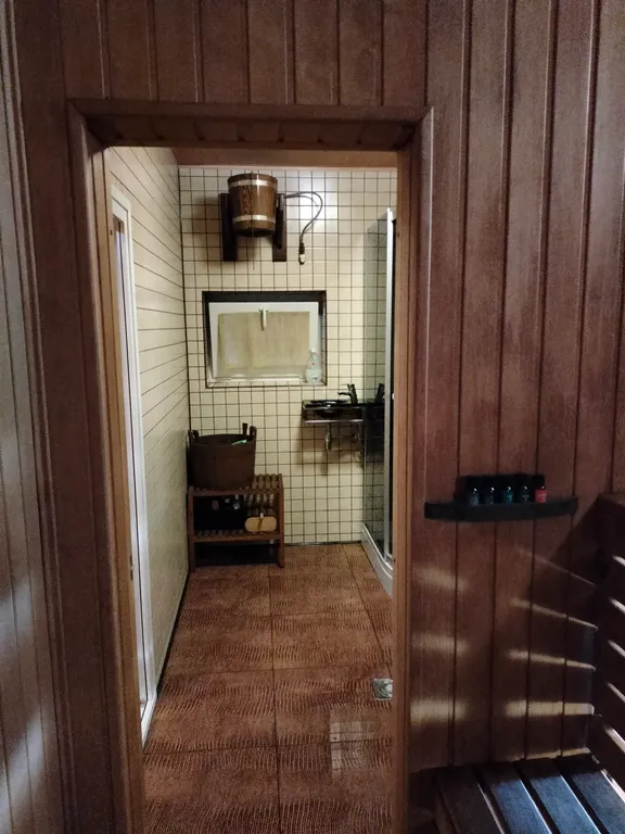 Уютный коттедж с дровяным камином, в окружении лесного массива