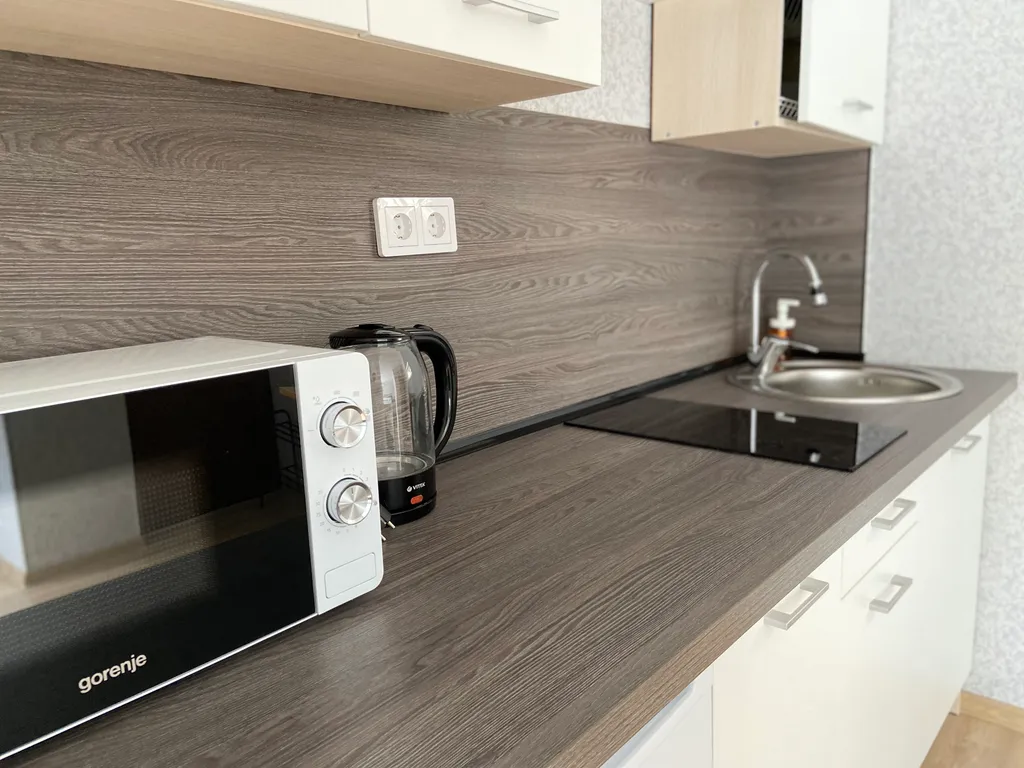 Светлая студия с двориком и парковкой