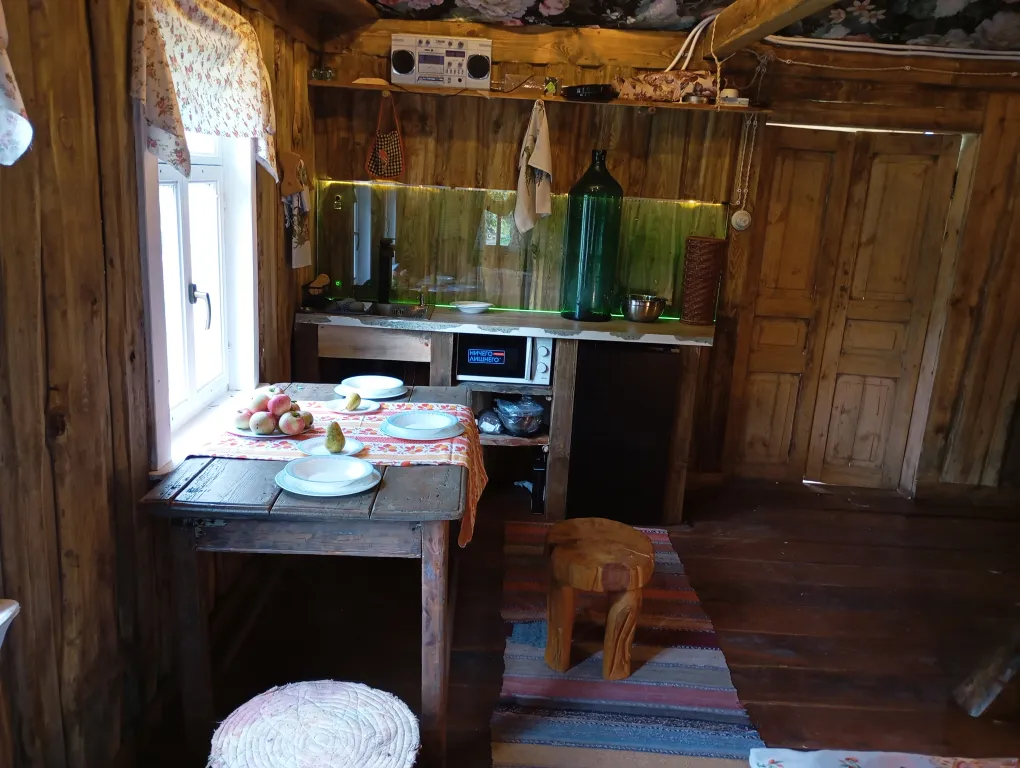 Изба с уютом детства, деревенский дом с баней и русским бытом