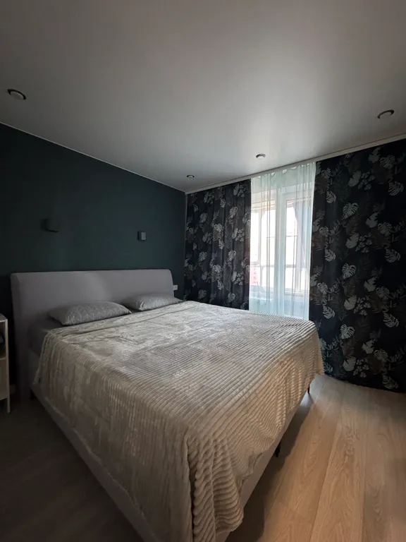 Уютная новая квартира с большой кроватью