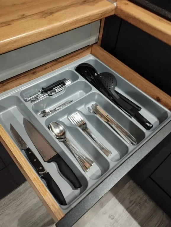 Просторная солнечная стильная студия в современном стиле