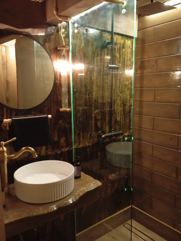 Изба с уютом детства, деревенский дом с баней и русским бытом