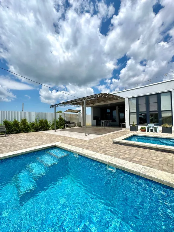 Загородный дом с бассейном