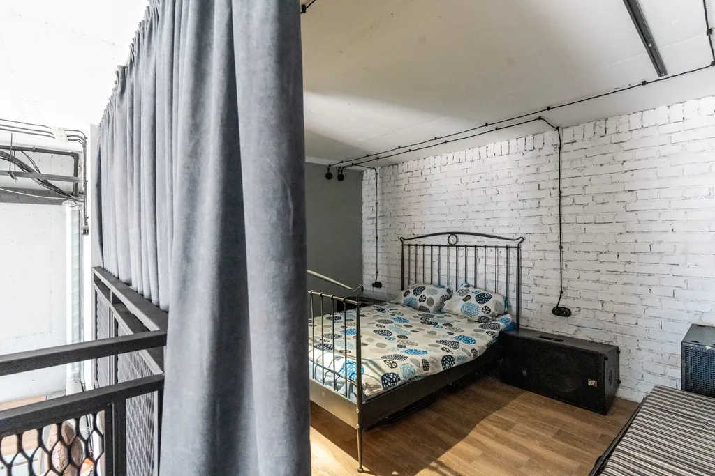 Эллинг на берегу моря