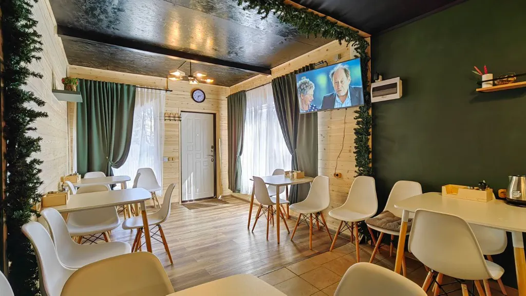 Домик в сосновом бору с видом на горы и лес