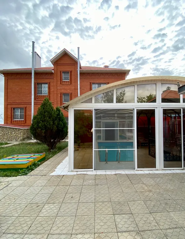 Коттедж Коттедж с сауной и бассейном — Красный