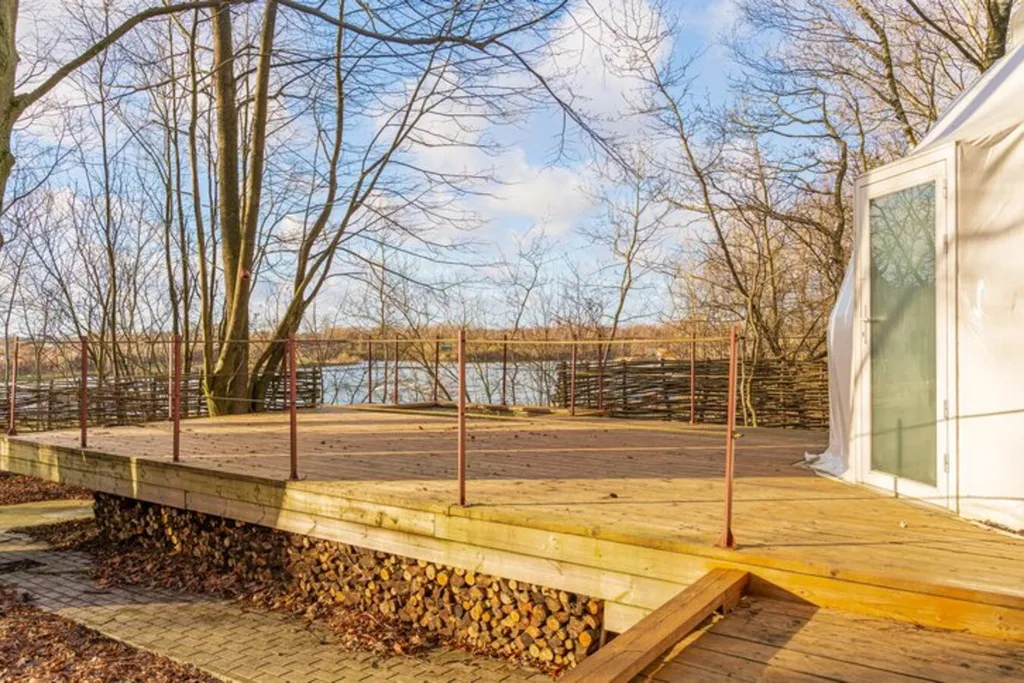 Глэмпинг сфера для семьи у озера