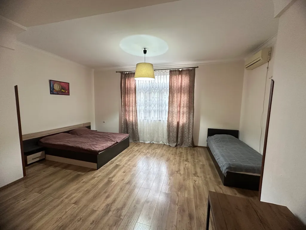 Квартира Идеально для большой компании: 105 м², высокие потолки и 360м до пляжа — аренда посуточно в Сухум