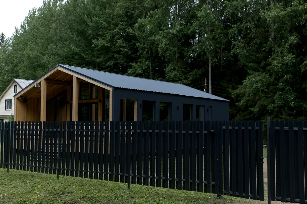 Современный дом в лесу