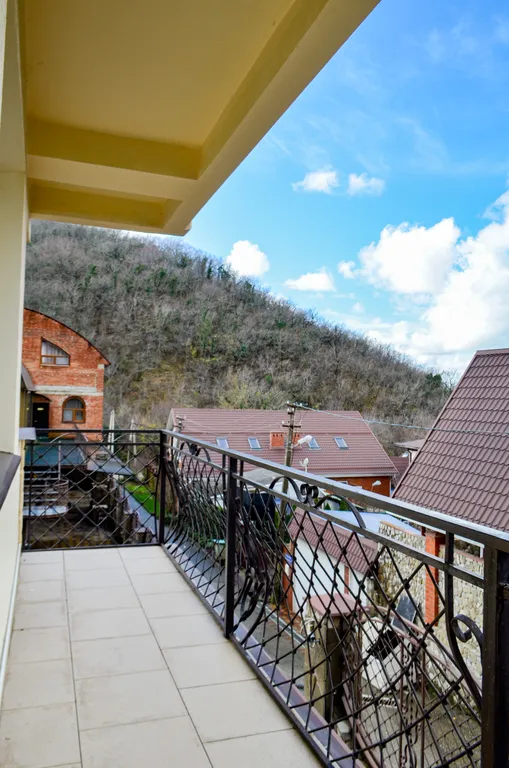 Апартаменты с балконом №8