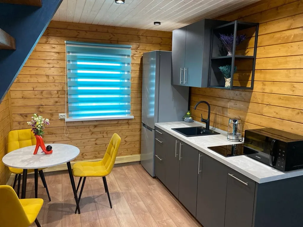 Дом у реки со своим мостком