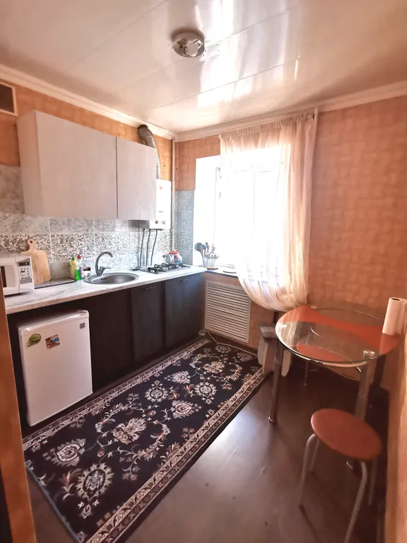 Центр города, в 100 метрах от площади Ленина