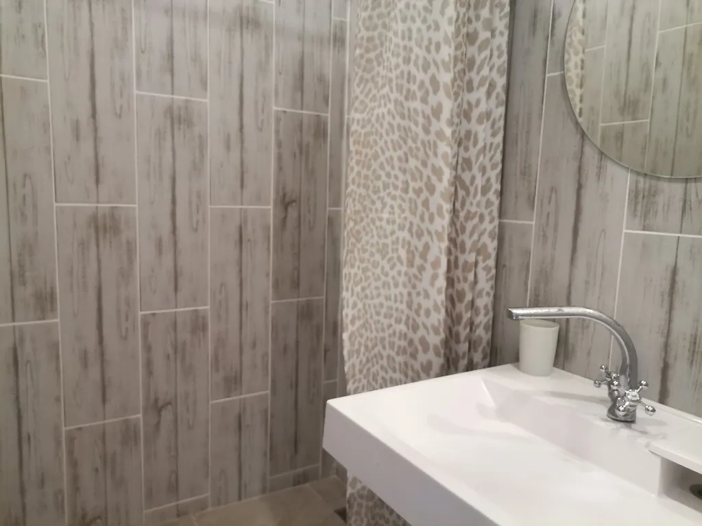 Уютная студия с оформлением в светлых и стильных тонах