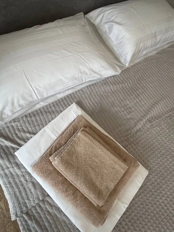 Апартаменты с теплым бассейном и видом на море и горы.