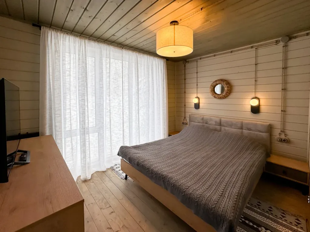 Большой дом на озере с сауной